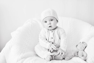 tatlı bebek örgü takım elbise iskemlede