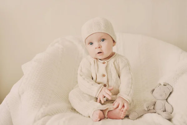 かわいい赤ちゃんニットのスーツを着て 椅子に座ってください — ストック写真