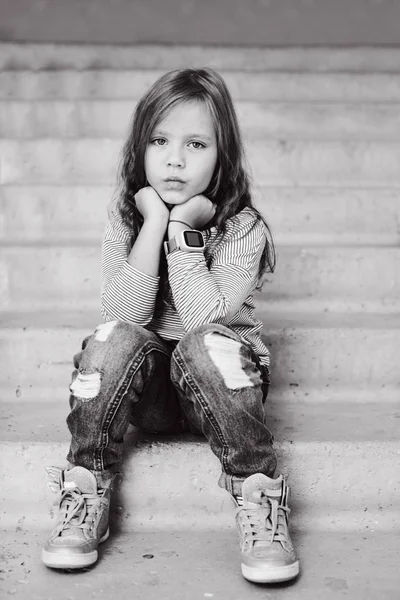 Mode Kleines Mädchen Sitzt Auf Der Treppe — Stockfoto