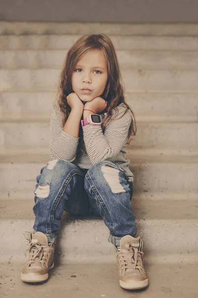 Μικρό Κορίτσι Που Κάθεται Στα Σκαλιά Της Μόδας — Φωτογραφία Αρχείου