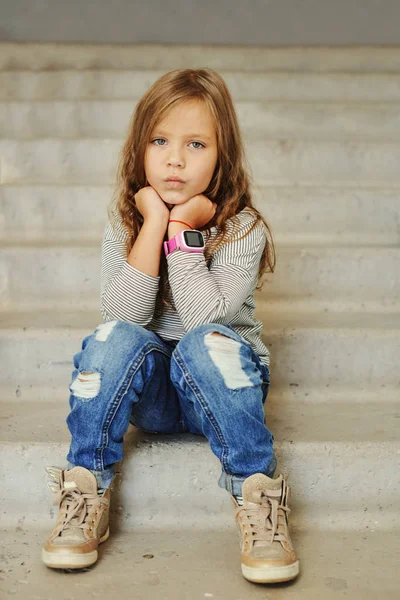 Divat Lány Ült Lépcsőn — Stock Fotó