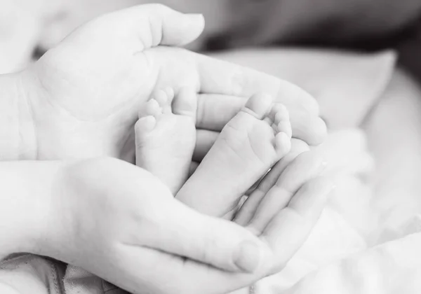 Close Kleine Pasgeboren Baby Voeten Moeders Handen — Stockfoto
