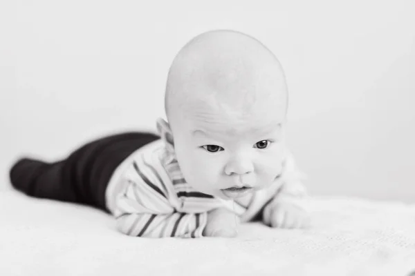 Bebê Recém Nascido Tentando Manter Cabeça Cama — Fotografia de Stock