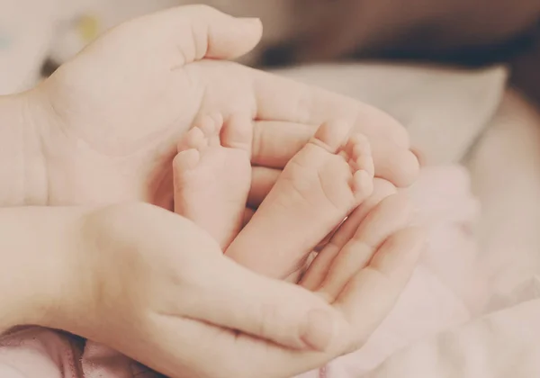 Close Tiny Newborn Baby Feet Mothers Hands — Stock Photo, Image