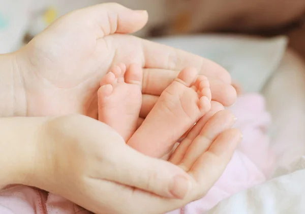 Close Kleine Pasgeboren Baby Voeten Moeders Handen — Stockfoto