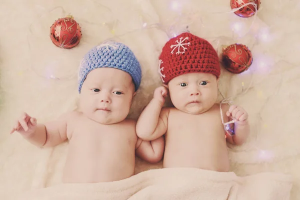 Dois Gêmeos Engraçados Vestindo Como Uma Bolas — Fotografia de Stock