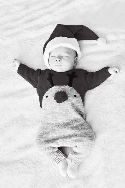 Menino Recém Nascido Adormecido Usando Chapéu Papai Noel — Fotografia de Stock