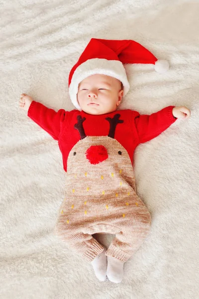 Kleiner Schlafender Neugeborener Junge Mit Weihnachtsmütze — Stockfoto