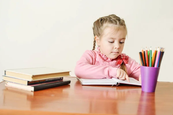 Girl Sitting Table Reading Book — Stock Photo, Image