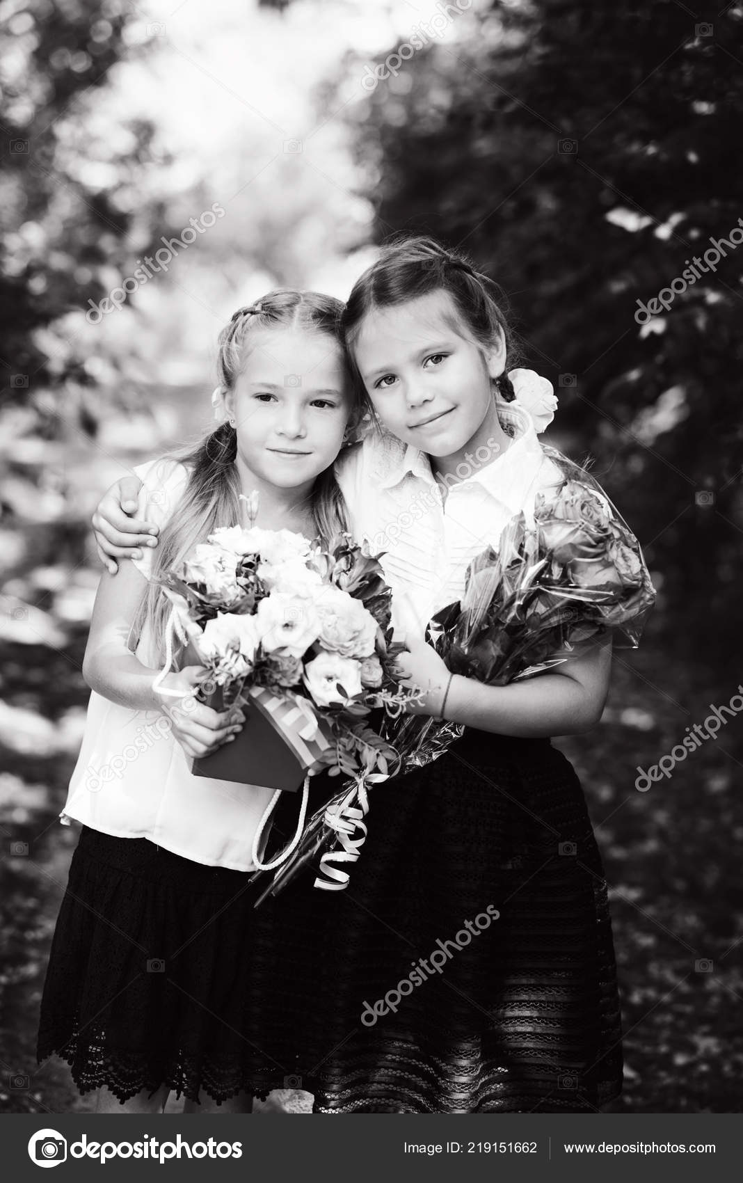 Dos Colegialas Felices Con Las Flores Fotografía De Stock © Reanas 219151662 Depositphotos