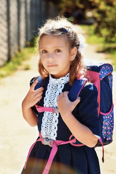 Menina Escola Com Mochila Indo Para Escola — Fotografia de Stock