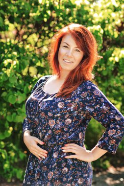 güneşli bahar günü açık havada mutlu Kızıl saçlı kadın