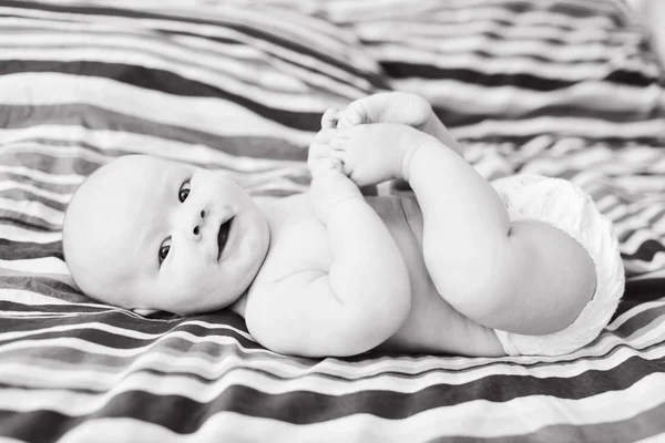 Bebê Feliz Está Colocando Pegando Próprias Pernas — Fotografia de Stock