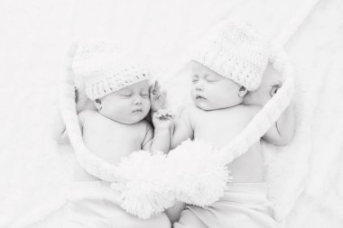 Uyuyan İkizler büyük ponpon ile komik şapka giymiş