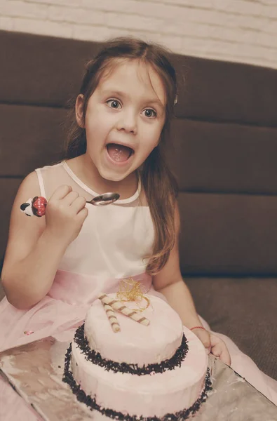 有趣的女孩吃生日蛋糕张开嘴 — 图库照片