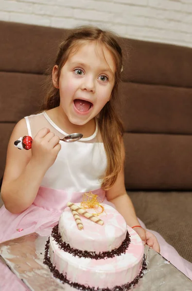 Menina Engraçada Comendo Bolo Aniversário Com Boca Aberta — Fotografia de Stock