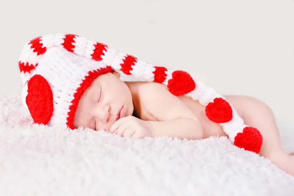 Nyfödda Barn Sover Och Klädd Stickad Mössa — Stockfoto