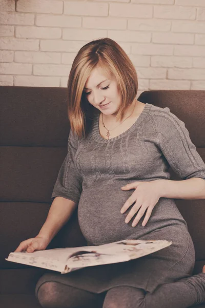 Belle Femme Enceinte Lecture Livre Maison — Photo