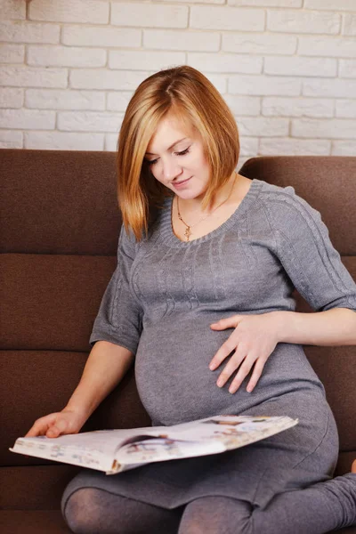 Όμορφη Έγκυος Γυναίκα Διαβάζοντας Βιβλίο Στο Σπίτι — Φωτογραφία Αρχείου