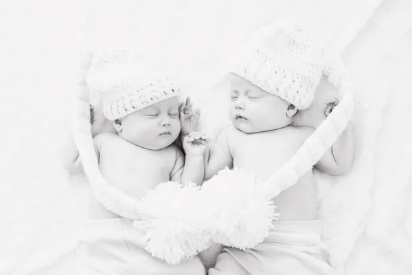 Jumeaux Sommeil Portant Des Chapeaux Drôles Avec Gros Pompons — Photo