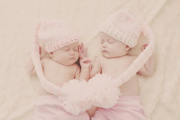 Slapende Tweeling Dragen Grappige Hoeden Met Grote Pompom — Stockfoto