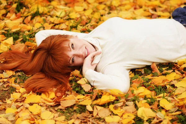 Rossa Ragazza Posa Sul Prato Caduta — Foto Stock