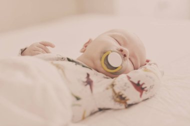 yatakta uyuyan güzel yeni doğan