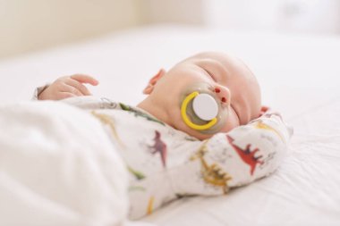 yatakta uyuyan güzel yeni doğan