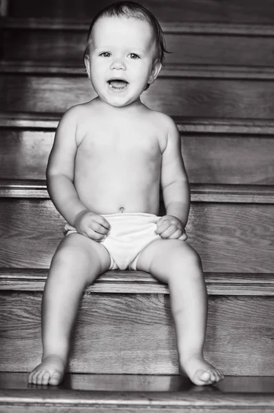 Dolce Bambino Seduto Sulle Scale Legno — Foto Stock