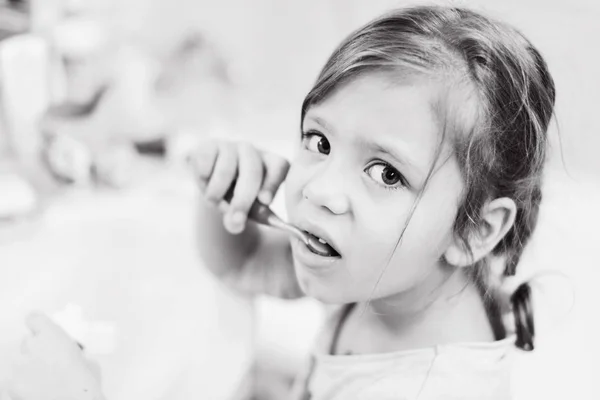 Küçük Kız Banyoda Dişlerini Fırçalıyor — Stok fotoğraf