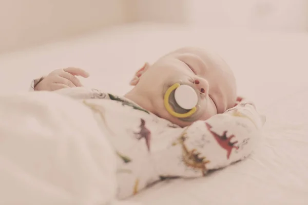 Ein Schönes Neugeborenes Das Auf Dem Bett Schläft — Stockfoto
