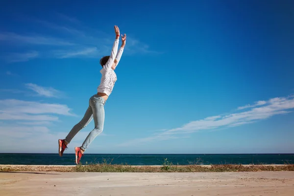 Glücklich Teenager Mädchen Springen Der Nähe Des Meeres — Stockfoto