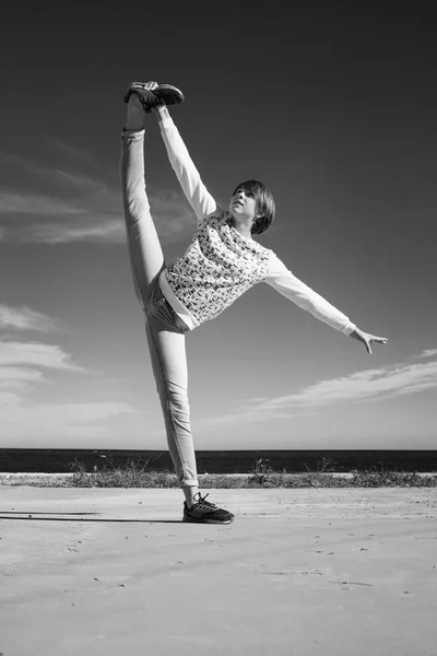 Hermosa Adolescente Chica Haciendo Pie Splits Aire Libre — Foto de Stock