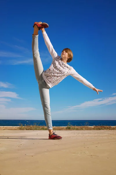 Hermosa Adolescente Chica Haciendo Pie Splits Aire Libre —  Fotos de Stock