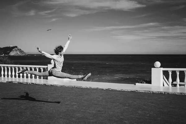 Kostenlose Teen Mädchen Springen Split Freien — Stockfoto
