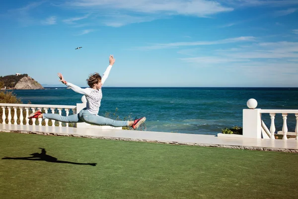 Gratuit Adolescent Fille Saut Dans Split Plein Air — Photo