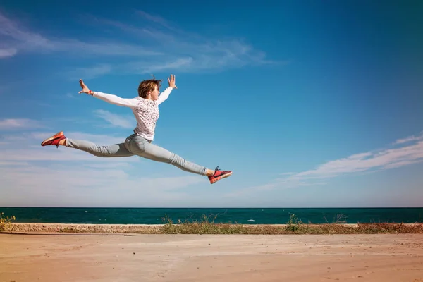 Gratuit Adolescent Fille Saut Dans Split Plein Air — Photo