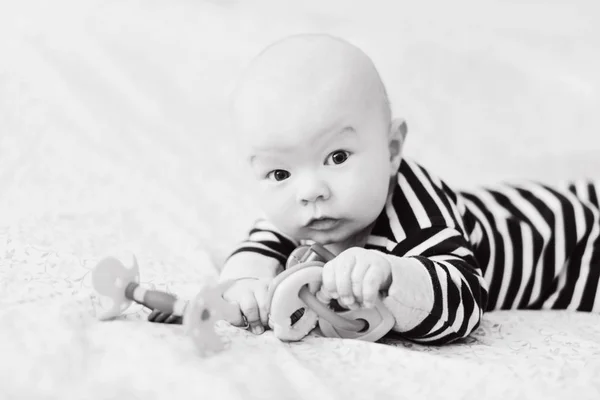 Bebê Engraçado Deitado Cama Com Brinquedos — Fotografia de Stock
