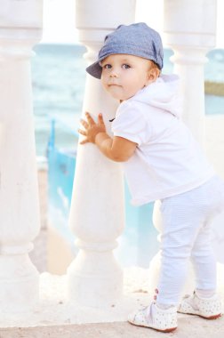 sütun yürümeye kalkışmasını şirin bebek