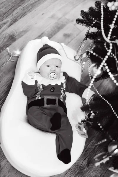Pasgeboren Babyjongen Dragen Van Santa Kleding Onder Kerstboom — Stockfoto