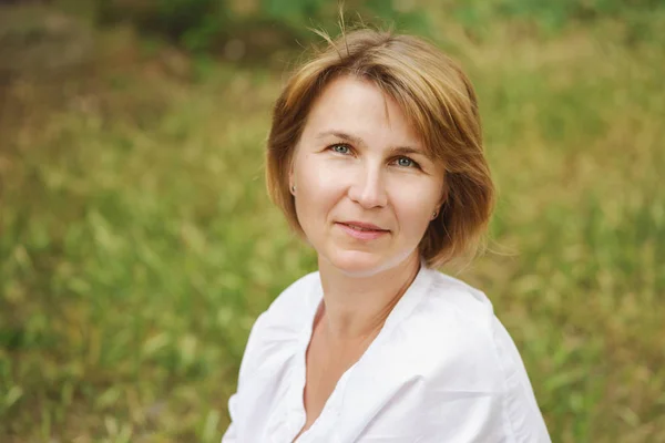 Gewone Vrouw Buiten Zomer — Stockfoto