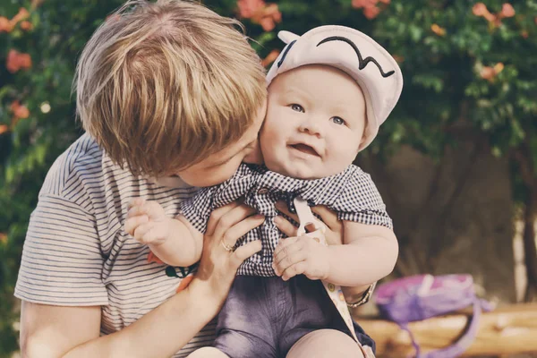 Mãe Brincando Com Bebê Filho Verão Livre — Fotografia de Stock