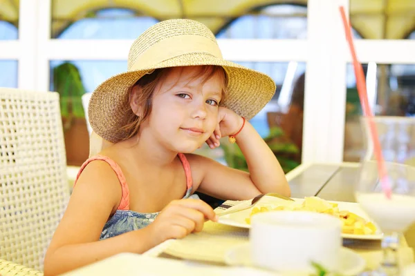 Κοριτσάκι Που Τρώει Υπαίθρια Καφετέρια Καλοκαίρι — Φωτογραφία Αρχείου