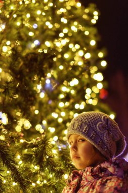 akşam Noel ağacı yanında küçük kız