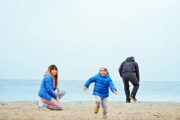 Happy Mother Father Little Son Walking Autumn Beach — Stock Photo, Image