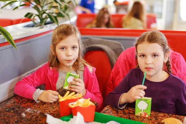 Duas Meninas Comendo Bebendo Café — Fotografia de Stock