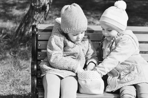 Twee Meisjes Speelgoed Spelen Bank — Stockfoto