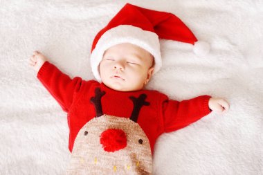 Noel Baba şapkası giyen küçük uyku yeni doğan oğlu