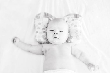 Yeni doğan bebek çocuk Ortopedik yastık üzerinde