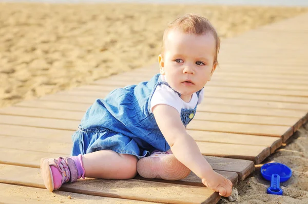 Baby Meisje Spelen Zand Het Strand — Stockfoto